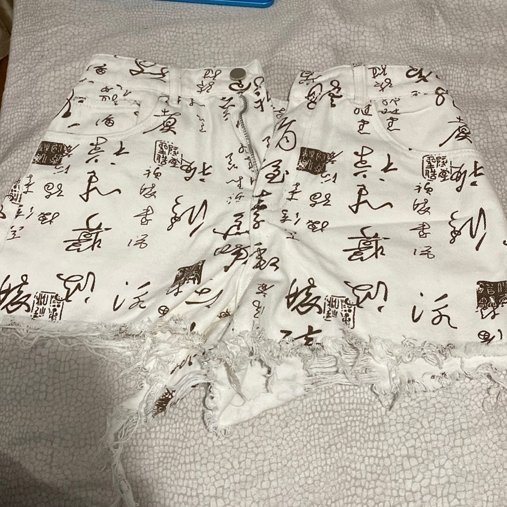 I’m selling a Jean shredded shorts. It’s very comfortable.